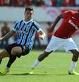 <p>Jackson (contra) e Vargas (à esq.) fizeram os gols gremistas; Willians (à dir.) e D'Alessandro marcaram para o Inter</p>  Foto: Edu Andrade/Fato Press / Gazeta Press