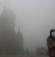 Mulher usa máscara para se proteger da poluição em Harbin  Foto: Reuters