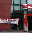 Foto de arquivo da unidade do banco Bradesco da avenida Paulista, em São Paulo. Os resultados do Bradesco no terceiro trimestre refletem a estratégia do segundo maior banco privado do país de concentrar sua atuação em modalidades de crédito de menor risco, com consequente redução da inadimplência, crescimento modesto dos empréstimos e menores retornos com esta atividade. 29/09/2010  Foto: Nacho Doce / Reuters