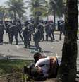 <p>Manifestantes deitam no chão durante confronto com integrantes da Força Nacional</p>  Foto: Ricardo Moraes / Reuters