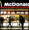 <p>No ano que vem, 14 mil lanchonetes do McDonald's nos Estados Unidos devem permitir que o consumidor monte seu próprio lanche</p>  Foto: Stringer / Reuters