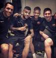 <p>Neymar com Daniel Alves e Adriano junto a Messi no Barcelona: adaptação</p>  Foto: Instagram / Reprodução