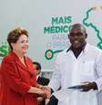<p>Dilma pediu desculpas ao cubano Juan Delgado, que foi hostilizado por brasileiros quando chegou a Fortaleza</p>  Foto: Roberto Stuckert Filho/PR / Divulgação