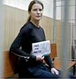 <p>Ana Paula Maciel, com cartaz que remetia aos 30 dias de sua prisão na Rússia</p>  Foto: Igor Podgorny/Greenpeace / Divulgação