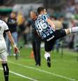 <p>Pato errou última cobrança na Arena do Grêmio</p>  Foto: Jefferson Bernardes/ Agência Preview / Flickr Grêmio / Divulgação