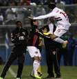 Aloísio comemora gol do São Paulo com sua tradicional "voadora" em Muricy Ramalho  Foto: AP