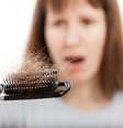 Estresse, problemas hormonais, chapinhas e produtos químicos são principais responsáveis pela queda de cabelo nas mulheres  Foto: Getty Images 