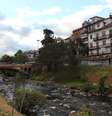 <p>Casas no "barranco" do rio Tomebamba são características de Cuenca</p>  Foto: Juliana Rigotti / Terra