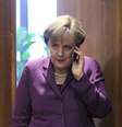 <p>Chanceler alemã, Angela Merkel, usa celular antes de reunião em cúpula da União Europeia em Bruxelas, 9 de dezembro de 2011</p>  Foto: Yves Herman / Reuters