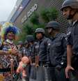 <p>Com palavras de ordem como "O povo não é bobo, abaixo a Rede Globo", os manifestantes acusam a emissora de distorcer o noticiário a respeito dos protestos</p>  Foto: Daniel Ramalho / Terra