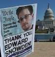 <p>Em cartaz, manifestante agradece a Edward Snowden por vazar dados de vigil&acirc;ncia americana</p>  Foto: AFP