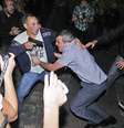 <p>Soldado à paisana sacou pistola para proteger coronel de agressões durante protesto na última sexta-feira, em São Paulo</p>  Foto: Reuters