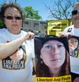 <b>27 de outubro</b> - Familiares da bióloga brasileira Ana Paula Maciel, que foi presa na Rússia com outros 29 ativistas do Greenpeace, fazem um protesto em Porto Alegre pedindo a libertação dela. O grupo fez uma manifestação no Parque da Redenção exigindo que os 30 ativistas sejam soltos  Foto: AFP