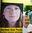 <b>27 de outubro</b> - Familiares da bióloga brasileira Ana Paula Maciel, que foi presa na Rússia com outros 29 ativistas do Greenpeace, fazem um protesto em Porto Alegre pedindo a libertação dela. O grupo fez uma manifestação no Parque da Redenção exigindo que os 30 ativistas sejam soltos  Foto: AFP