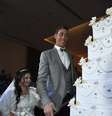 Os noivos cortam o bolo de casamento  Foto: AFP