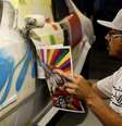 <p>Grafiteiro Eduardo Kobra foi o escolhido para apresentar sua arte na 36ª edição do SPFW</p>  Foto: Ricardo Matsukawa / Terra