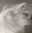 Ondas atingem um farol em Newhaven, no sudetse da Inglaterra  Foto: Reuters