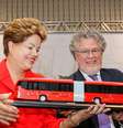 Dilma segura miniatura de ônibus do sistema BRT, projeto implantado inicialmente em Curitiba  Foto: Roberto Stuckert Filho/PR / Divulgação