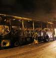 <p>Ônibus foi incendiado por manifestantes após o enterro de Douglas Martins</p>  Foto: Edison Temoteo / Futura Press