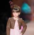 <p>Doces enfeitaram os cabelos das crianças na passarela</p>  Foto: Francisco Cepeda / AgNews