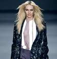 <p>Candice Swanepoel desfilou um casaco preto de paetê, com ousada transparência</p>  Foto: Bruno Santos / Terra