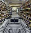 Produtos são vistos nas prateleiras de um supermercado em Encinjtas, na Califórnia. Os preços ao consumidor dos Estados Unidos subiram modestamente em setembro, mas há poucos sinais de riscos da inflação na economia, o que deve dar margem ao banco central do país para manter suas compras de títulos mensais. 10/10/2013  Foto: Mike Blake / Reuters