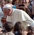 <p>Papa toma mate durante encontro com fiéis na Praça São Pedro nesta quarta-feira</p>  Foto: AFP