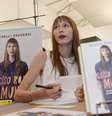 <p>"Queria passar algo que deixa de lado um pouco o estético, para as pessoas verem a gente com mais carinho, um olhar mais humano", disse a modelo sobre o livro</p><p> </p>  Foto: Ricardo Matsukawa / Terra