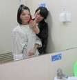 <p>Xu Jianmei se olha no espelho ao lado da mãe após ter a face reconstruída: cirurgia foi bem sucedida</p>  Foto: Reuters