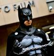 <p>Manifestante vestido de Batman protesta em frente ao TJ-RJ</p>  Foto: Daniel Ramalho / Terra