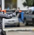Policiais militares do Rio de Janeiro testam armas não letais antes de um protesto marcado para esta quinta-feira na capital fluminense. Os agentes treinaram com armas de balas de borracha com tinta, usadas para marcar alvos, além de bombas que soltam pó em vez de gás - tanto de efeito moral quanto lacrimogênio - e de granadas de luz e som  Foto: Daniel Ramalho / Terra