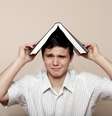 Câncer: emotivos, os cancerianos ficariam deprimidos ao receber livros ou produtos de autoajuda como presente de Natal  Foto: Shutterstock