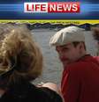 Snowden foi fotografado durante passeio de barco na capital russa  Foto: Life News / Reprodução