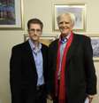 Imagem divulgada pelo Partido Verde mostra Snowden com o parlamentar alemão Hans-Christian Stroebele  Foto: AFP