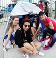 Fãs do cantor canadense Justin Bieber acampam nos arredores da Arena Anhembi para garantir um bom lugar próximo ao palco da apresentação do astro teen, neste sábado (2)  Foto: Marcelo Pereira / Terra
