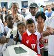 <p>Colegas, amigos e familiares se despedem de Kayo da Silva Costa, 8 anos, morto no tiroteio no Fórum de Bangu</p>  Foto: Daniel Ramalho / Terra