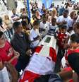 <p>Colegas, amigos e familiares se despedem na manhã desta segunda-feira de Kayo da Silva Costa, oito anos, morto no tiroteio no Fórum de Bangu</p>  Foto: Daniel Ramalho / Terra