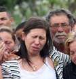 Viúva de PM morto em tiroteio chora durante sepultamento no Rio  Foto: Celso Barbosa / Futura Press