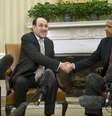 Obama cumprimenta Maliki (esq.) durante encontro na Casa Branca  Foto: AP