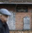 <p>Visitante passa em frente a&nbsp;v&aacute;rias l&aacute;pides no cemit&eacute;rio de Grosse Hamburger Strasse em&nbsp;Berlim</p>  Foto: Fabrizio Bensch / Reuters