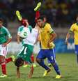 Rivas e Mosquito fazem uma disputa de bola atípica na partida  Foto: Getty Images 