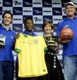 <p>Tricampeão foi homenageado em evento promocional na cidade de São Paulo</p>  Foto: Ricardo Matsukawa / Terra