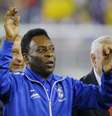 Ex-jogador Pelé antes de amistoso internacional entre Brasil e Portugal em Foxborough, Massachusetts, EUA, 10 de setembro de 2013. Pelé disse nesta segunda-feira acreditar que a "grande surpresa" da seleção brasileira para a Copa do Mundo de 2014 será o sistema defensivo, considerado por ele mais forte do que o ataque, e apontou a Alemanha como candidata ao título. 10/09/2013  Foto: Brian Snyder / Reuters
