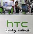 Clientes olham smartphones da HTC em loja de celulares, em Taipei, Taiwan. A fabricante taiwanesa de smartphones HTC disse que planeja cortar custos em quase um quarto e vender dispositivos mais baratos em uma jogada para retornar à lucratividade no período de outubro a dezembro. 30/07/2013.  Foto: Pichi Chuang / Reuters