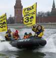 Ativistas do Greenpeace protestam em botes no rio Moscova, em Moscou, pedindo a libertação dos 30  Foto: AP