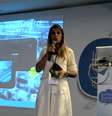 Veridiana Couto, gerente de Desenvolvimento de Produtos da CCE, mostra a novidade em Florianópolis  Foto: Ismael Cardoso / Terra
