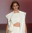 <p>A roupa ampla que usou no desfile não valorizou a boa forma de Bruna Marquezine </p>  Foto: Mauro Pimentel / Terra