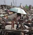 Em meio aos destroos, sobrevivente tenta resgatar pertences em Tacloban  Foto: AP