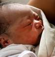 A pequena Beatriz Joy nasceu em um centro médico improvisado em Tacloban  Foto: AFP