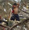 Moradores andam pelos destroços na cidade de Tacloban  Foto: AP